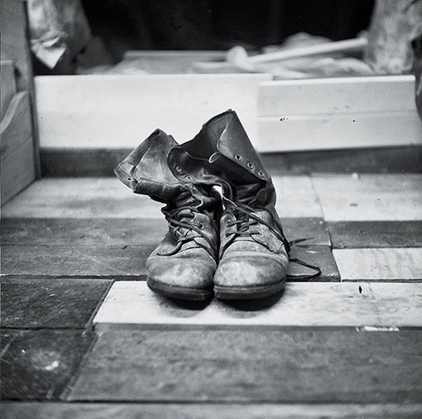 howtomakeflowerpotsandplantersfrombootsandshoes1