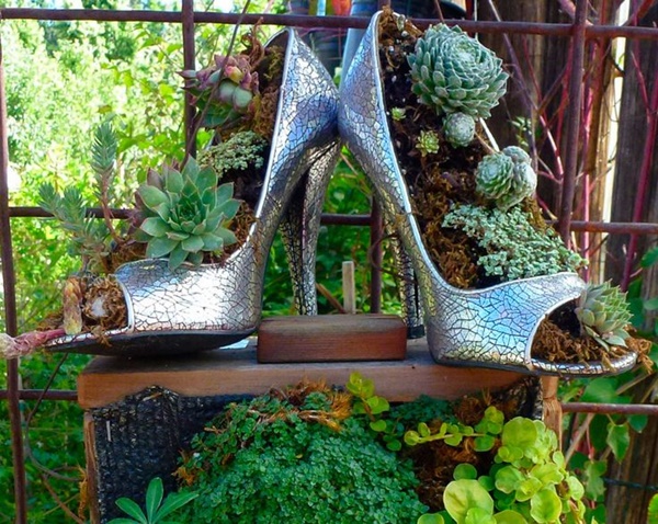 how-to-make-flower-pots-and-planters-from-boots-and-shoes-6