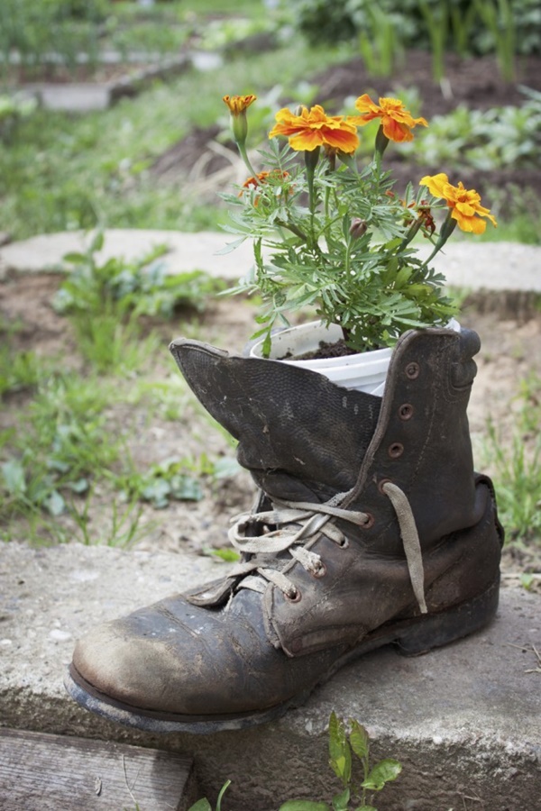 how-to-make-flower-pots-and-planters-from-boots-and-shoes-9