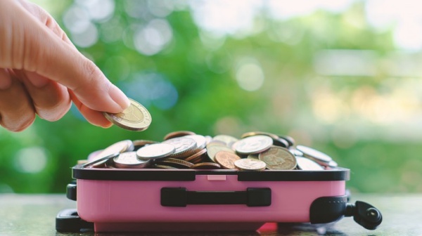 Ways-to-Save-Money-While-Traveling-Alone