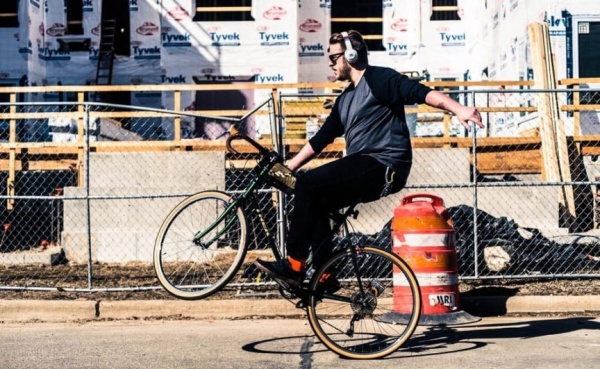 How-To-Bike-Ride-Safely-in-Large-Crowds