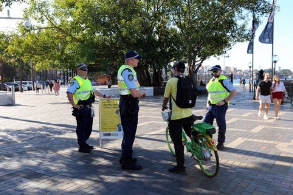 How-To-Bike-Ride-Safely-in-Large-Crowds