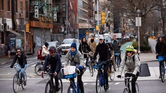 How-To-Bike-Ride-Safely-in-Large-Crowds