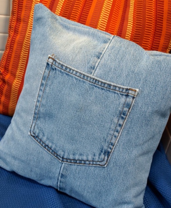 Make-Gorgeous-Throw-Pillows-Using-Old-Clothes