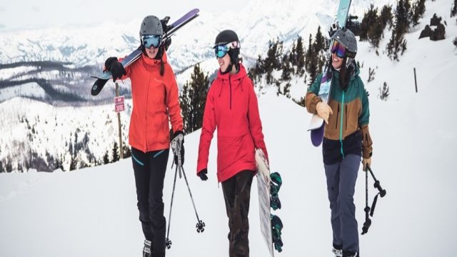 Guide-On-What-You-Should-Wear-While-Skiing-Or-Snowboarding